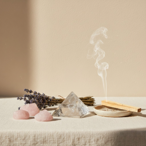 Pyramide en cristal de roche transparent posée sur fond beige